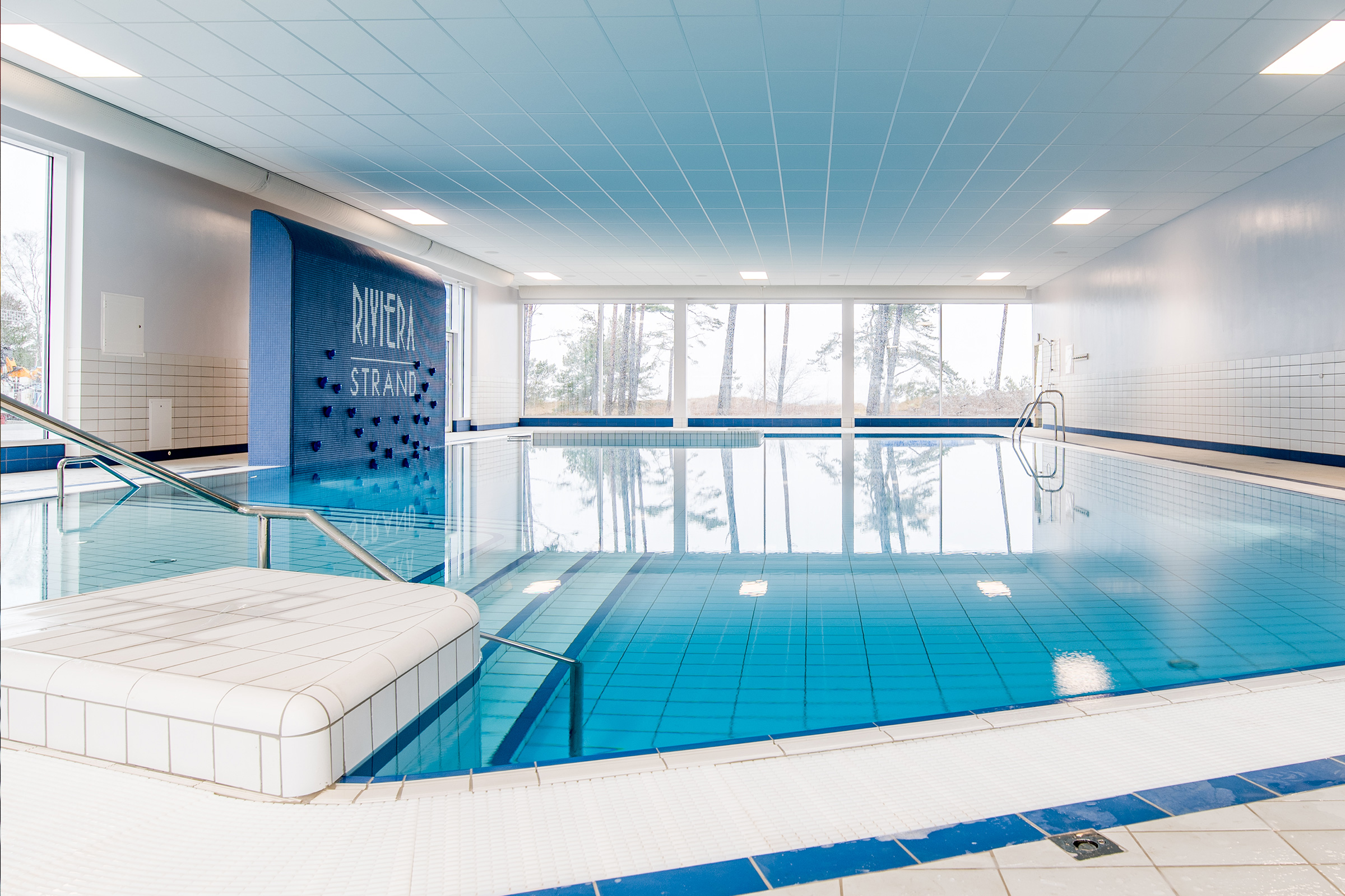 Piscine intérieure du Riviera Strand Hotel